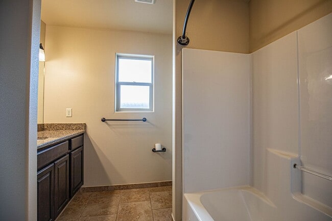 Building Photo - Cozy 3 Bed 2 Bath You've Been Looking For!
