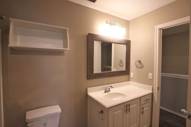 Building Photo - Available Now! 2 Bed 1.5 Bath Townhome! Li...