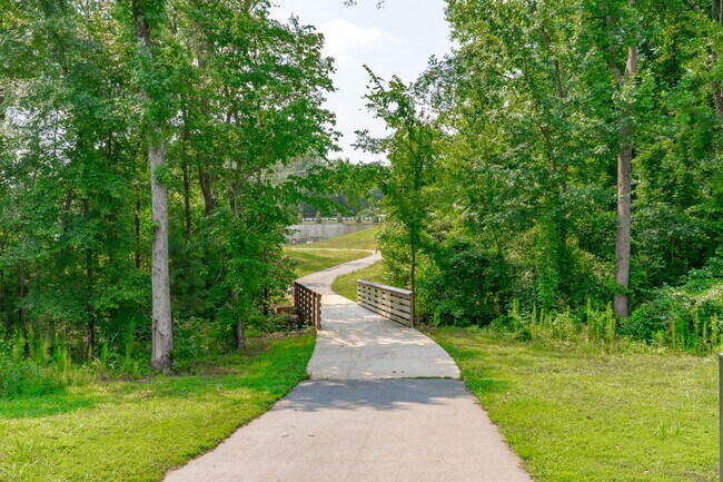 Building Photo - Stunning 5 Bedroom Home with a Fully Fenced In Yard!