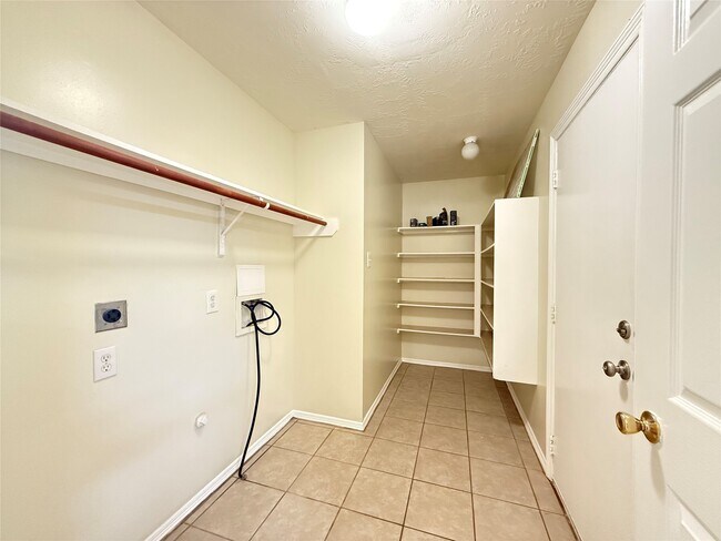 Building Photo - 6035 Settlers Village Dr