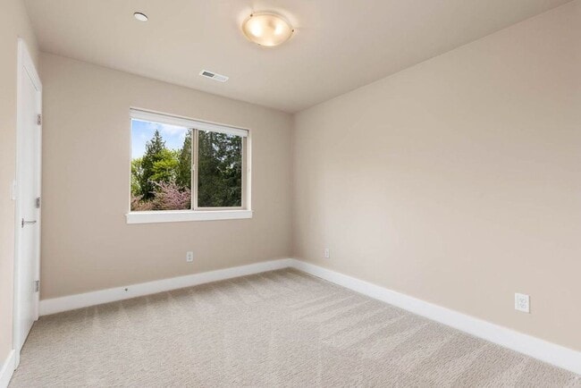 Building Photo - Beautiful Home in Kirkland with 2-Car Garage and Outdoor Patio!