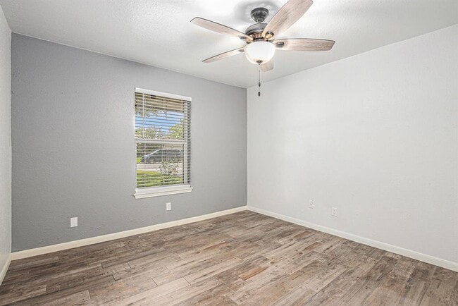 Building Photo - 2512 Village Cir Dr