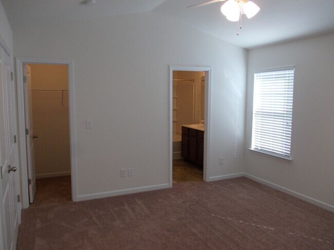Building Photo - 2528 Walnut Forest Dr