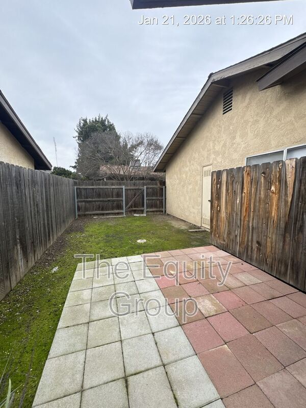 Building Photo - 2025 S Tracy Ct