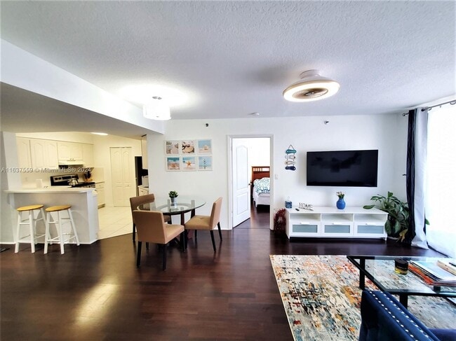 Building Photo - 2642 Collins Ave