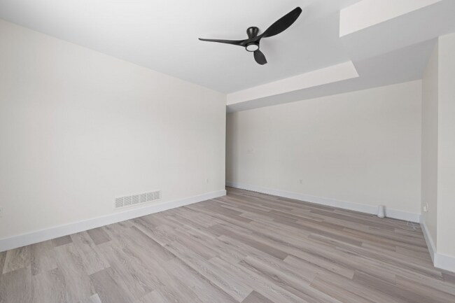 Building Photo - 1295 Holmden Ave