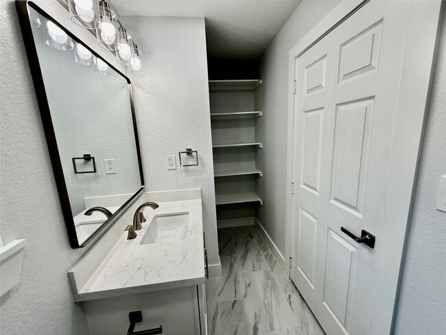 Building Photo - 1631 Shadow Bend Dr