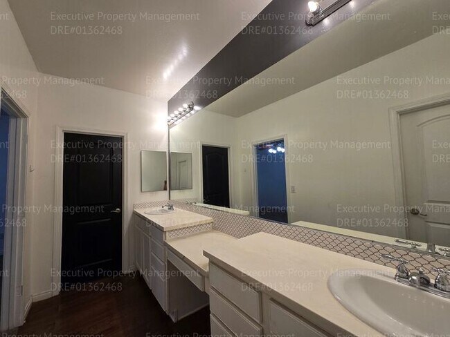 Building Photo - 3 bedroom/ 2.5 bathroom 2 story home.