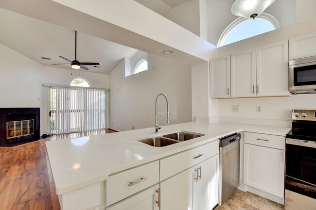 Building Photo - 2 Bedroom 1 full bath in Cedar Lakes