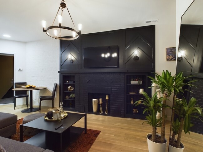 Building Photo - 2437 W Walton St