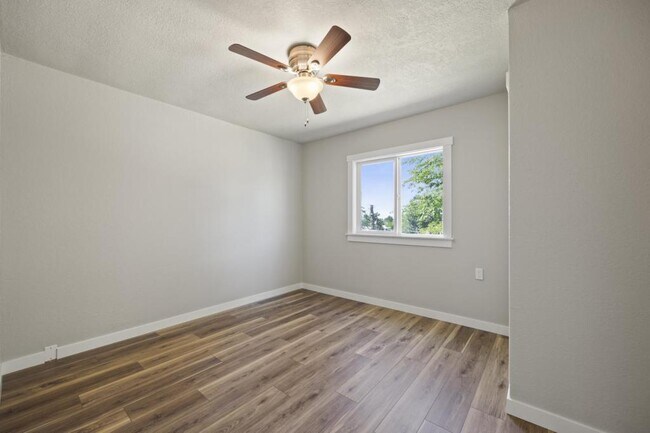 Building Photo - 1204 N Sheppard St