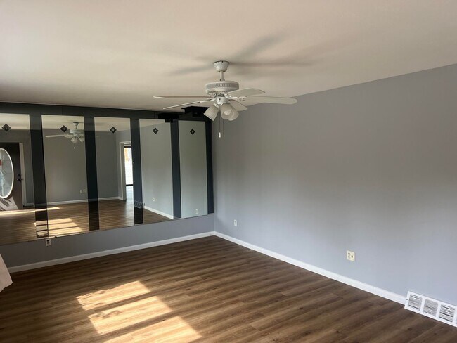 Building Photo - Updated Single Family Ranch Home with Fenc...