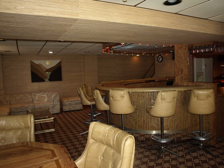 Built-in bar - 275 Lincoln Hall Rd