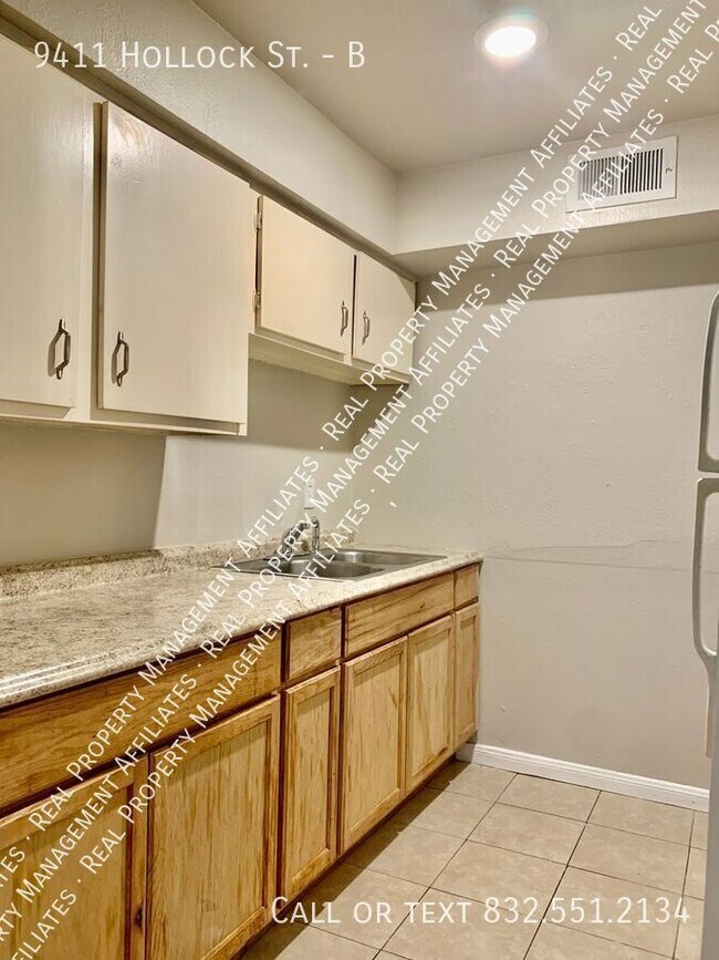 Building Photo - 9411 Hollock St