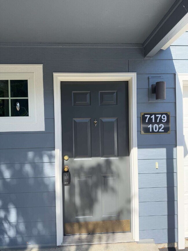 Building Photo - 2 Bedroom Condominium
