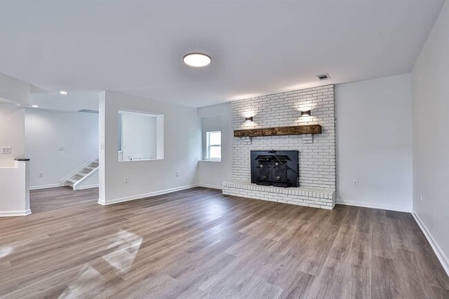 Building Photo - 252 Linden Ave