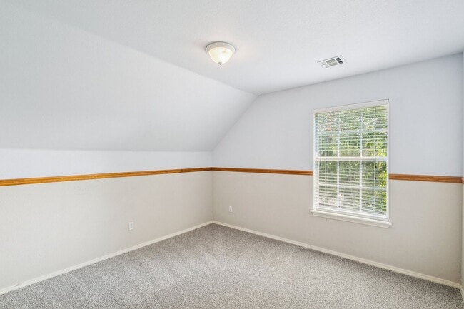 Building Photo - Spacious 4 Bedroom + Bonus Room