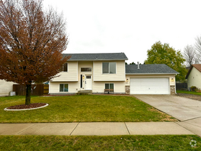 Building Photo - Home in Post Falls!