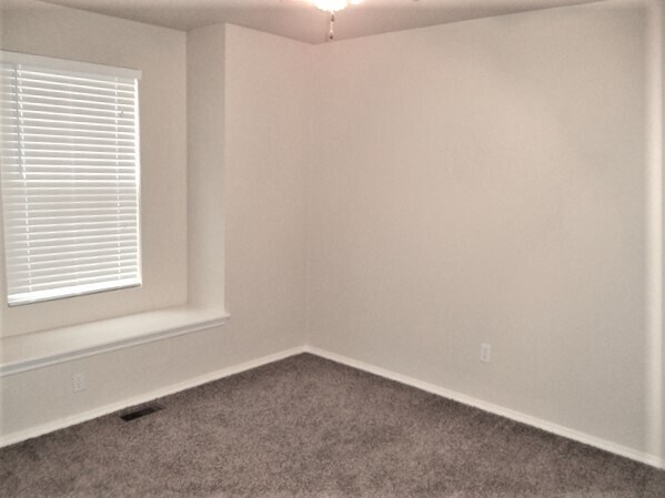 Building Photo - 585 N Katie Way
