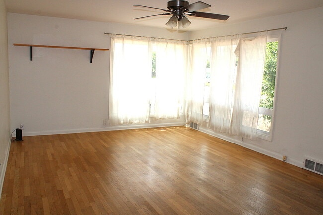 Building Photo - 1845 Crestmore Pl