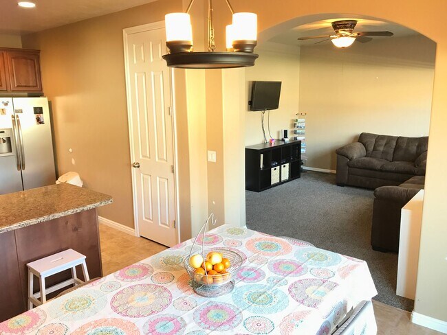 Building Photo - Beautiful 4 bedroom Riverton Townhome for ...