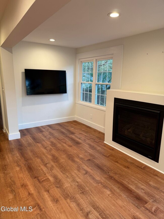 Building Photo - 60 Ash St