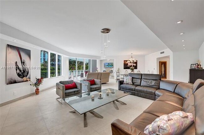 Building Photo - 21200 Point Pl