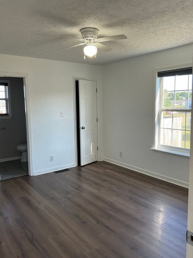 Building Photo - 714 Shetland Dr