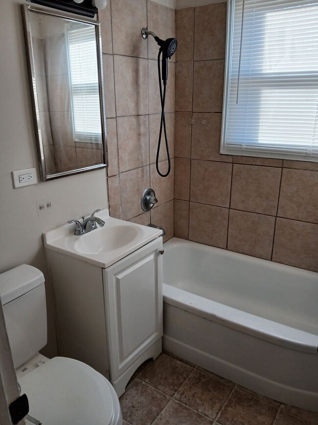 Building Photo - 2813 King St