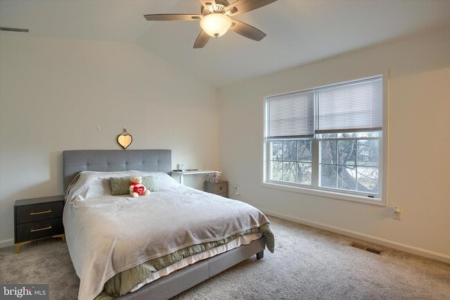 Building Photo - 30 Parkview Dr