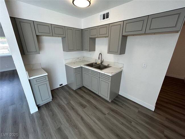 Building Photo - 820 Carpenter Dr