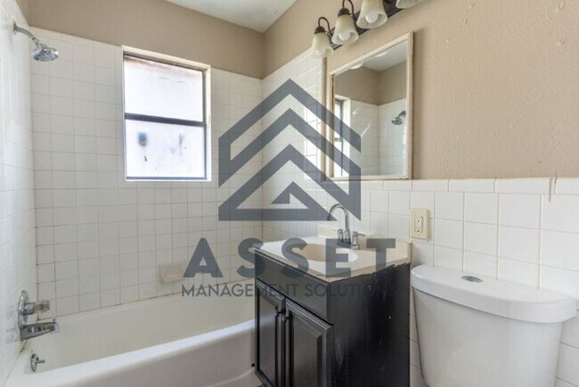 Building Photo - Cute 4 bedroom House