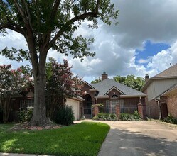 Building Photo - Spacious Comfort & Prime Location on the G...