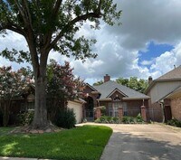 Building Photo - Spacious Comfort & Prime Location on the G...
