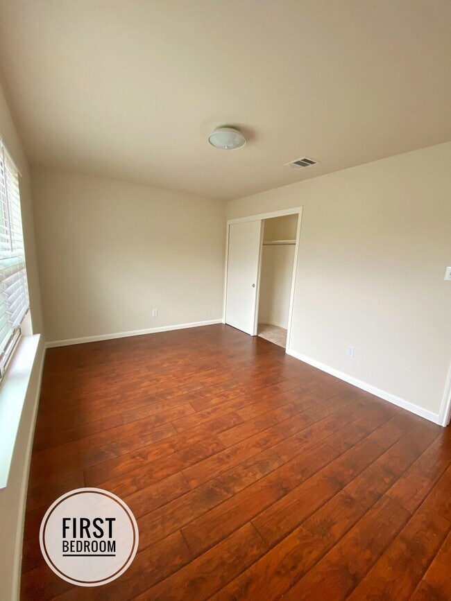 Building Photo - 215 Rim Rock Dr