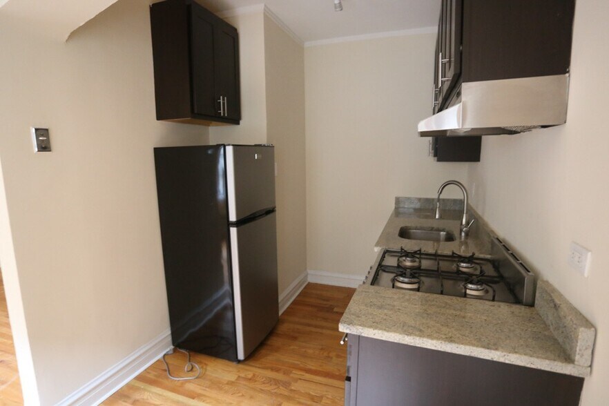 Building Photo - 4742 N Hermitage Ave