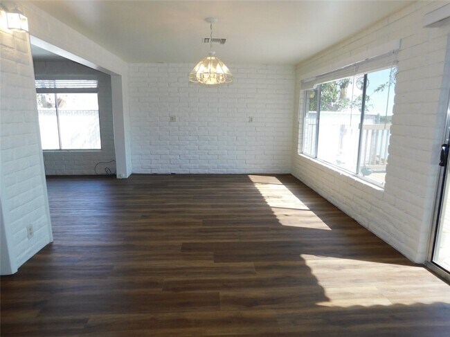 Building Photo - 2077 Whitewater Dr