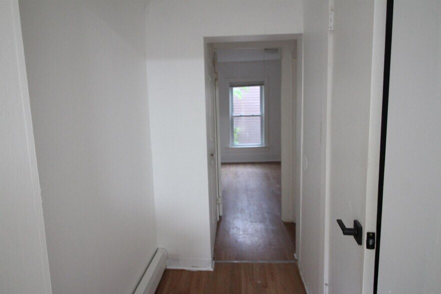 Building Photo - 11 S Elm St