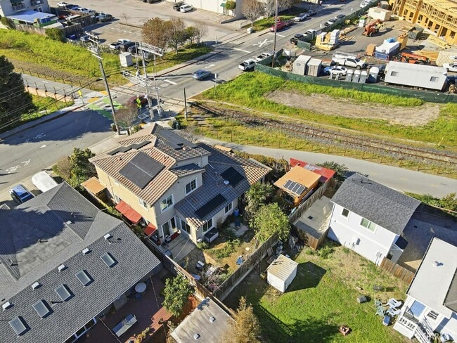 Building Photo - 820 Almar Ave