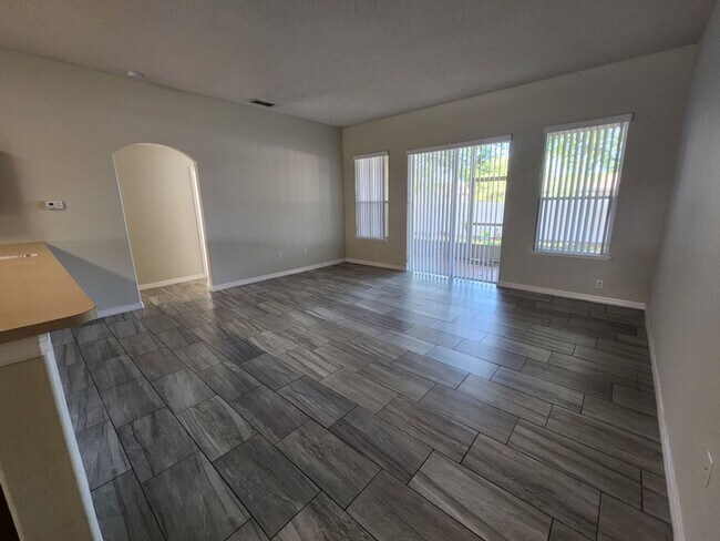 Building Photo - 4/2 Contemporary Style house