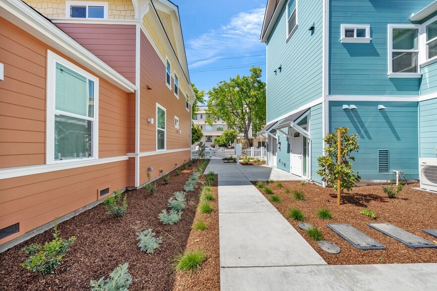 Building Photo - 2020 Dwight Way
