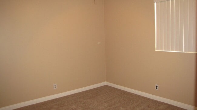 Building Photo - Oildale Home