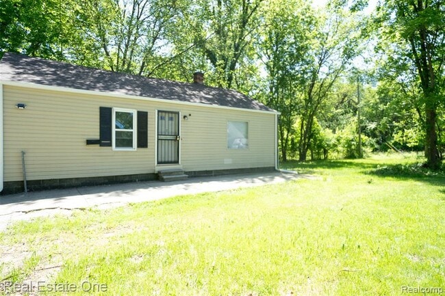 Building Photo - 22675 Santa Maria St