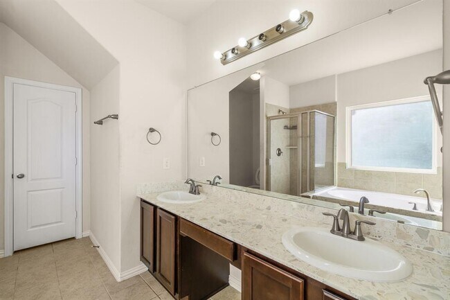 Building Photo - 4803 S Richwood Dr