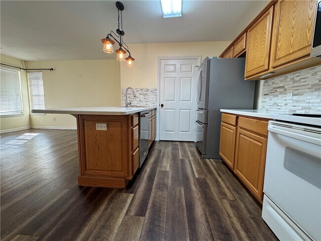 Building Photo - 910 NW A St