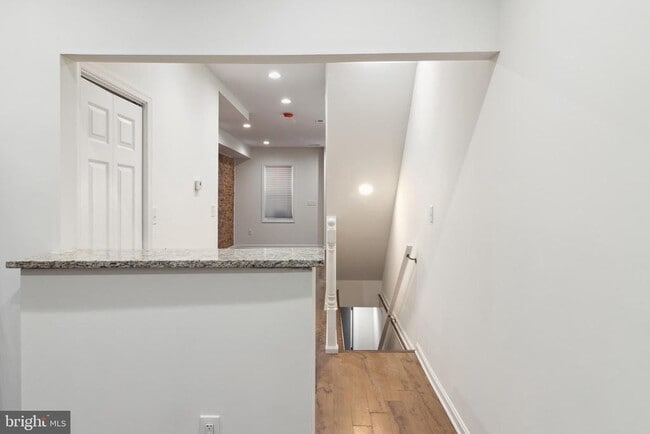 Building Photo - 912 N Milton Ave