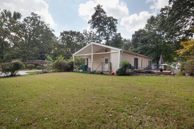 Building Photo - 3BR/2.5BA in Ideal Smyrna Location w/ Deck...