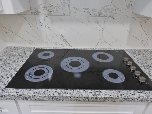 Building Photo - 408 E Coombs St