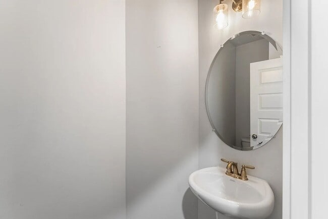Building Photo - Exquisite Executive Home in the Heart of S...