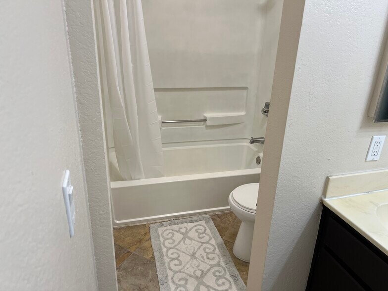 Building Photo - 8889 Caminito Plz